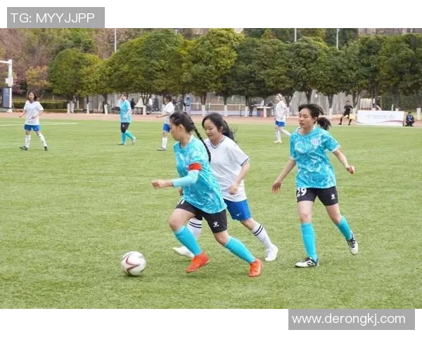 足球星空下的女性人物传奇璀璨，耀眼光芒照亮梦想与激情的赛场